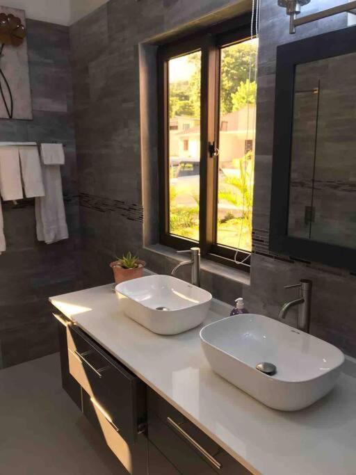 Sun Shine Luxury Villas 2 Bedroom Pool & Gym Ocho Rios St Ann Kültér fotó