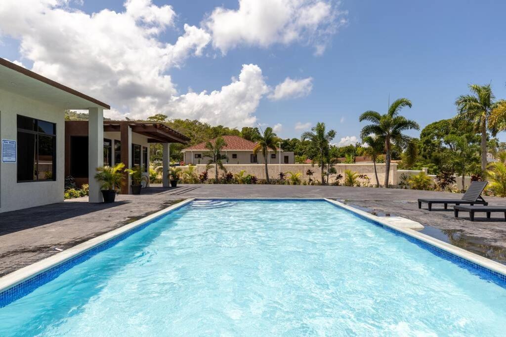 Sun Shine Luxury Villas 2 Bedroom Pool & Gym Ocho Rios St Ann Kültér fotó