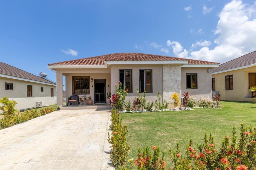 Sun Shine Luxury Villas 2 Bedroom Pool & Gym Ocho Rios St Ann Kültér fotó